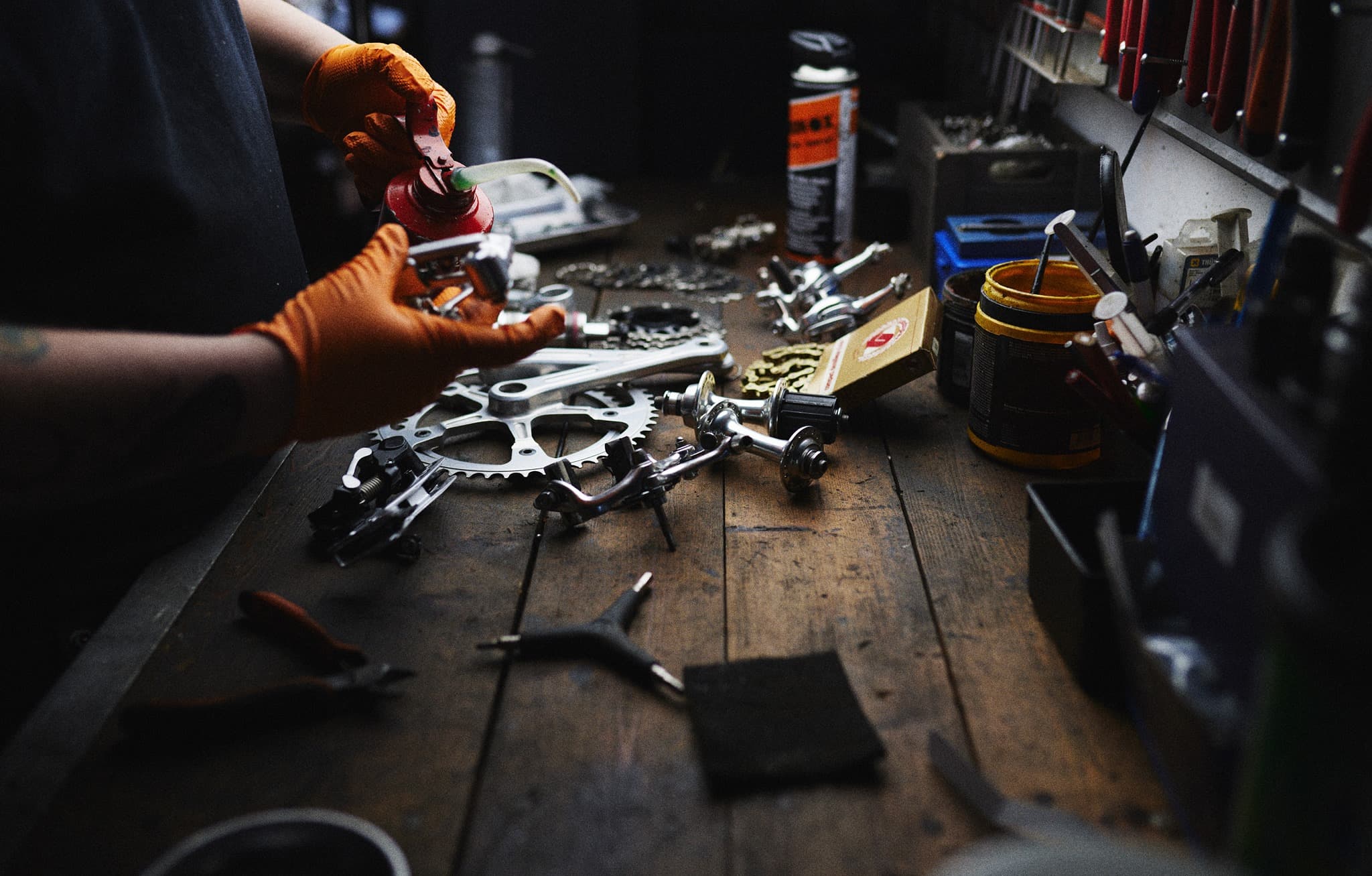 Cykelmekaniker reparerer cykel i værksted