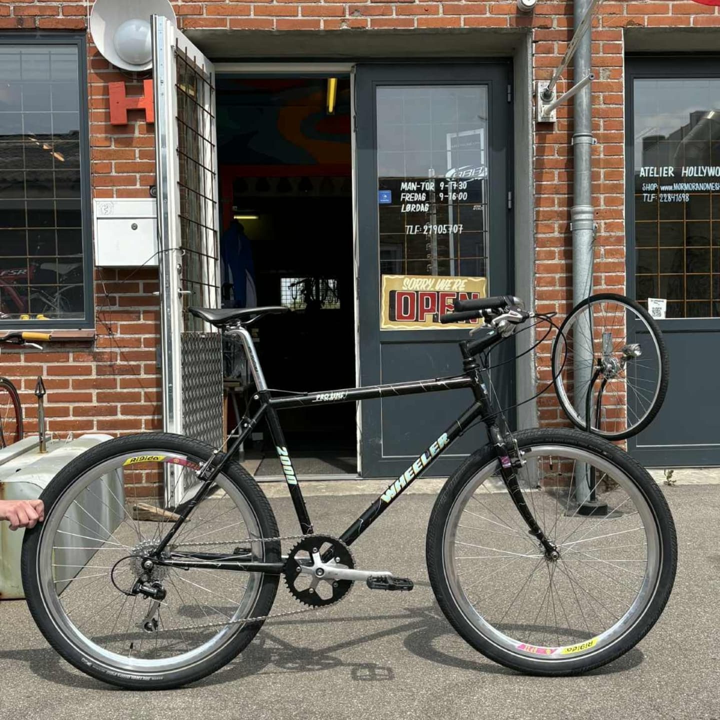 Butiksfacade med sort cykel udenfor indgangen