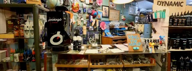 Værkstedets skrankeområde med organiseret arbejdsplads