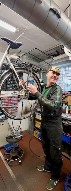 Preben arbejder med cykel i værkstedet