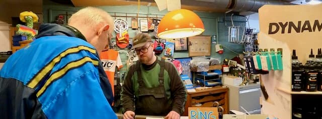 Preben i samtale med kunde ved skranken